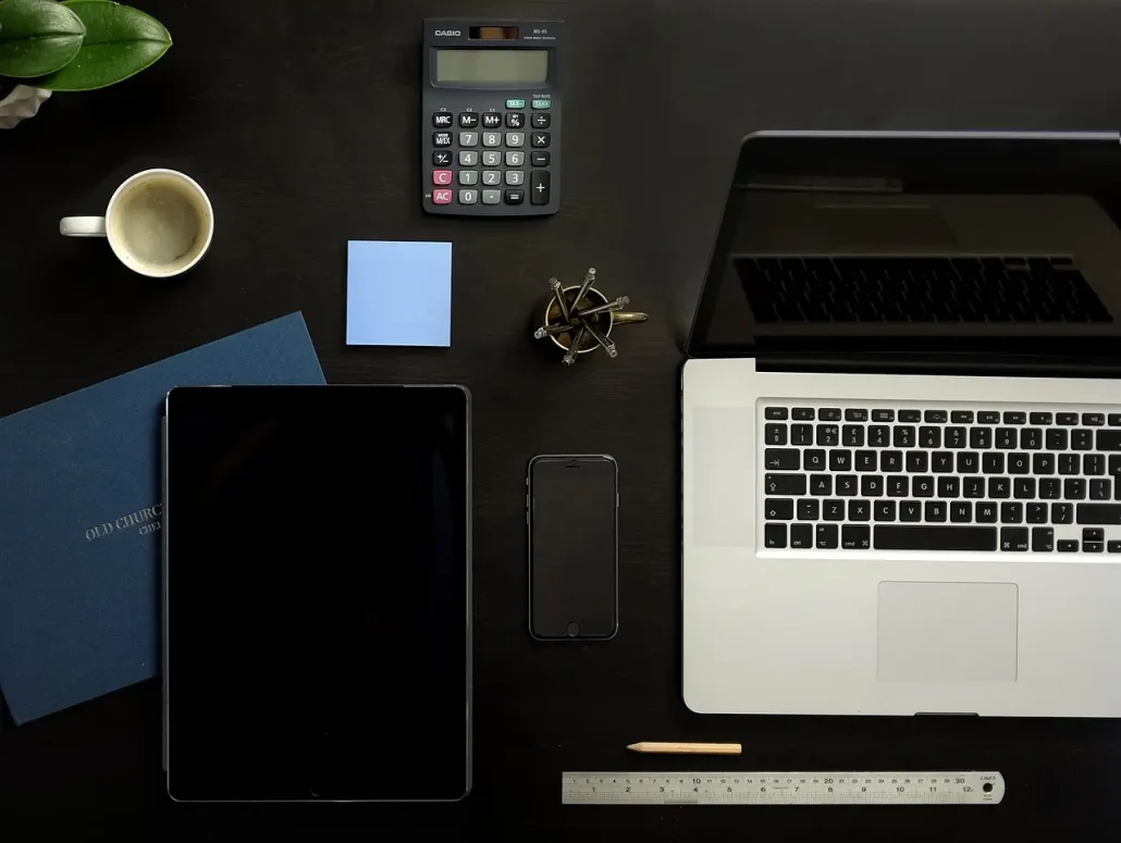 Bureau met laptop en rekenmachine: wat kost een website in 2026?